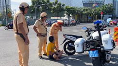 Một nam thanh niên bỗng dưng chặn ô tô, la hét, chửi bới trên đường Phạm Văn Đồng ở TP.HCM