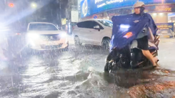 Người dân Huế chạy lũ trong đêm mưa, nhiều đoạn đường ùn tắc