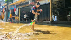 Người dân Huế dọn bùn sau mưa lũ