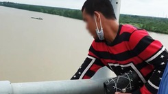 Hai vợ chồng bị xe tông trên cầu Hàm Luông: Đã tìm được thi thể người vợ