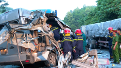 Bắt tạm giam tài xế xe container đậu bên đường trong vụ tai nạn làm 5 người chết