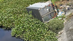 Nữ tài xế cùng xe tải lật xuống kênh nước đen ở Bình Chánh