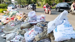 Đường Láng ở Hà Nội tràn ngập rác thải xây dựng