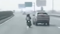 Camera ghi hình xe tuần tra giao thông va chạm xe khách và xe máy, một người thiệt mạng