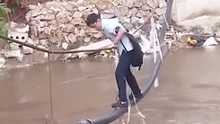 Thót tim cảnh học sinh đi cầu dây bằng ống nước để vượt sông