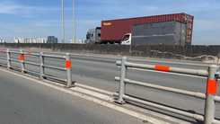 Bắt người tháo trộm ống thép dải phân cách đường dẫn cao tốc ở Thủ Đức