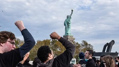 Người Do Thái đến tượng Nữ thần Tự do tại New York, kêu gọi ngừng bắn