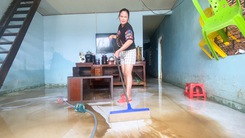 Người dân hì hục dọn bùn sau trận mưa lớn ở Đà Nẵng