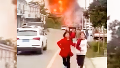 Camera quay cảnh xe bồn chở dầu phát nổ trên đường cao tốc khiến 2 người chết
