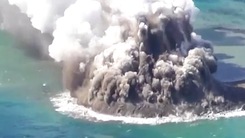 Cận cảnh núi lửa phun trào dữ dội, tạo thành một hòn đảo mới ở Nhật Bản