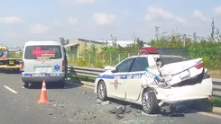 Xe cấp cứu tông xe CSGT trên cao tốc Trung Lương - Mỹ Thuận làm một người bị thương