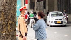 Nhiều người đi bộ ở Hà Nội bị CSGT phạt do băng qua đường không đúng nơi quy định