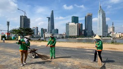 Dọn dẹp bờ sông Sài Gòn phía Thủ Thiêm cho người dân vui Tết