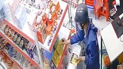 Nhóm trộm 'nhí' đột nhập cửa hàng tiện lợi trộm tài sản ở Thủ Đức