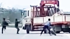 Nhóm thanh niên chặn đường đập vỡ kính xe tải trên quốc lộ