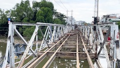 Tháo dỡ cầu Rạch Đỉa đã xuống cấp để làm cầu mới nối quận 7 và huyện Nhà Bè
