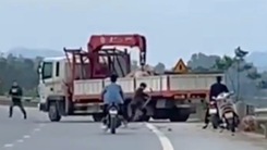 Tạm giữ hai người chặn đường đập vỡ kính xe tải trên quốc lộ