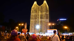Ngắm nhà thờ Đức Bà được thắp sáng bởi 80.000m dây đèn led đón Giáng sinh