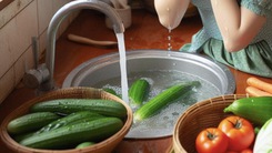 Cách rửa rau sạch hóa chất, loại bỏ vi khuẩn và sâu bệnh mà bạn nên biết