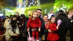 Hàng nghìn người đổ ra đường đón Giáng sinh ở Hà Nội
