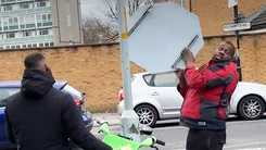 Cảnh sát Anh bắt người đàn ông tháo tác phẩm của họa sĩ nổi tiếng Banksy trên đường phố