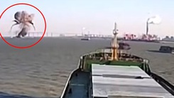 Khoảnh khắc tàu chở dầu phát nổ, bốc cháy trên sông Dương Tử
