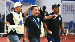 Cổ động viên hỗn loạn khiến sếp lớn Liên đoàn bóng đá Indonesia phải khâu 8 mũi