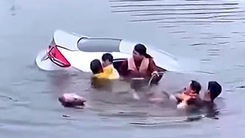 Cứu người mẹ và hai con nhỏ trên ô tô đang chìm