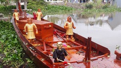 Video: Cận cảnh chiếc thuyền rồng trôi dạt được đưa về miếu Ông Vua ở Kiên Giang