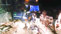 Video: Xe khách tông trực diện xe tải trên đường cao tốc, tài xế mắc kẹt trong cabin