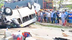 Video: Xe khách và xe đầu kéo tông nhau rất mạnh, sáu người chết tại chỗ, hai người chết ở bệnh viện