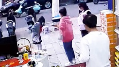 Video: Dao phay rơi xuống vỉa hè suýt trúng người đi bộ