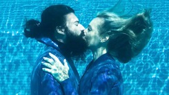 Cặp đôi lập kỷ lục hôn dưới nước lâu nhất thế giới với thời lượng 4 phút 6 giây