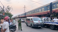 Video: Tàu hỏa tông chết người đàn ông ngồi trên đường ray