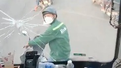 Video: Công an xác minh vụ hai thanh niên hung hãn chặn xe khách đập nát kính trên quốc lộ 1