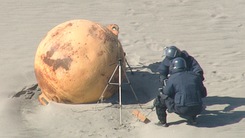 Video: Cận cảnh quả cầu bí ẩn trôi dạt bãi biển khiến cảnh sát Nhật Bản bối rối