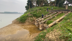 Video: Hàng loạt trạm bơm 'treo vòi' vì mực nước sông Lam xuống thấp, nông dân 'như ngồi trên lửa'