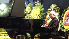 Video: Tiếng đàn piano da diết của Đặng Thái Sơn tiễn đưa má Thái Thị Liên
