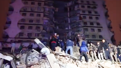 Video: Động đất 7,9 độ, nhiều người mắc kẹt trong các tòa nhà sập ở Thổ Nhĩ Kỳ