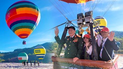 Video: Nhiều học sinh bất ngờ khi được bay khinh khí cầu cùng Anh hùng Phạm Tuân