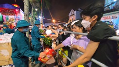 Video: Hàng ngàn người dân miền Tây nửa đêm đi lễ Làm Chay, nhận lộc cầu may