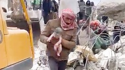 Video: Bé sơ sinh được cứu khỏi đống đổ nát sau động đất ở Syria