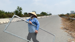 Video: Tấm chống lóa, hàng rào bị lấy cắp trên cao tốc ngàn tỉ Bến Lức - Long Thành