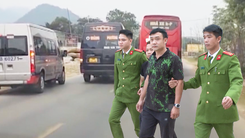 Video: Khởi tố hai tài xế cố tình chèn ép xe khách dàn hàng ba trên đường