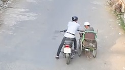 Video: Trích xuất camera, bắt kẻ cướp giật vé số của người tàn tật ngồi xe lăn