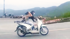 Video: Công an truy tìm đôi nam nữ chạy xe máy ‘làm xiếc’ trên đèo Hải Vân