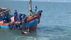 Video: Chìm thuyền đánh cá chở 7 người ngoài khơi biển Cần Giờ, 1 người chết