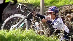 Video: Khoảnh khắc tay đua Nguyễn Thị Thật ngã xuống mương ở giải đua xe đạp tại Bỉ