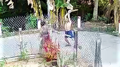 Video: Tạm giữ người đàn ông dùng cây đánh một phụ nữ hàng xóm 21 cái, tử vong