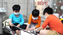 Video: Hơn 50 học sinh bị ngộ độc sau chuyến dã ngoại ở Hà Nội